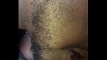 चलाएँ "वह उसके बट को ऐसा क्यों करता है ..
