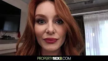 Oynat Bir müşteri için bir evin satışını mühürlemek için seksi kızıl saçlı şeritler