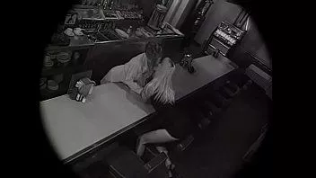Abspielen Blonde und brünette Schlampen ficken nach Ladenschluss auf der Theke eines Restaurants