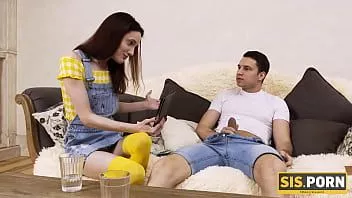 Abspielen Schwesterporno. sexy Mädchen hat Sex mit ihrem eigenen Stiefbruder, der die Wette gewinnt