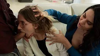 تشغيل تقدم الابنة المتبناة جسدها المراهق إلى والدها الجديد - ماسي ميدوز ، أليكسيس زارا