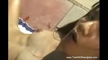 تشغيل الآسيوية في تجمع متعة HANDJOB الحسية لحظة مرة أخرى