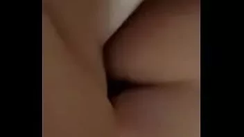 تشغيل امرأة تحمل وشمًا على ساقها يمارسها رجل من الخلف