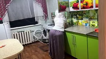 Играть Мачеха стоит на кухне и хочет анального секса для своей зрелой и большой задницы