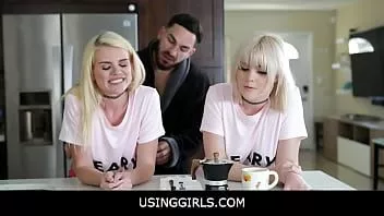 Riproduci Usinggirls.com - trio di famiglia con sorellastre adolescenti bionde gratuite con marito - nikki sweet, sabrina snow