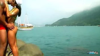 चलाएँ कुछ भी नहीं छोटे स्तन संभोग सुख के साथ श्यामला MILF बाहर गुदा सेक्स की तुलना में कठिन बना देता है