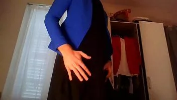 Oynat Genç amatör crossdresser sekreter kırmızı sıcak hendekte, seksi mavi cekette ve güzel siyah elbisede alay ediyor ve mastürbasyon yapıyor