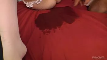 play Emily hat mehrere intensive spritzende Orgasmen, wenn sie in den Hintern gefickt werden