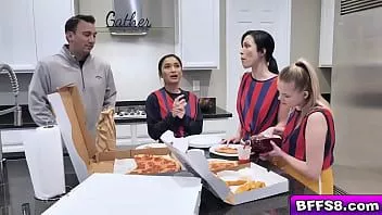 play Coach Bobby verwöhnt Teenie-Freunde mit etwas Pizza und sie behandeln ihn mit ihren Fotzen