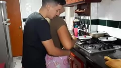 Abspielen Fröhlicher Teenager wird beim Kochen zu Hause von einer geilen MILF bedient
