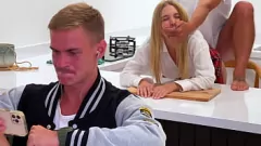 Abspielen Der kalifornische Babe-Cuckold-Partner bekommt unwissentlich Sahnetorte