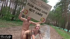 Abspielen Tesla Gigafactory Berlin: Die blonde Sexbombe Kitty Blair fickt Andy Star im öffentlichen Protest gegen Elon Musk