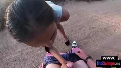 play 户外泰国青少年业余口交和他妈的会议