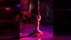 再生 マニック・モクシーの露骨なポール ダンス ショー