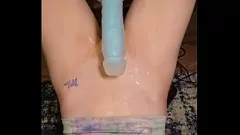 Redare Sex-Machine Dildo o ia pe soția MILF, lăsându-i udată cu un squirt uriaș