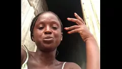 Jouer La cuisine en plein air devient sauvage avec une fille d'ébène