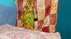 再生 Desi Newlywedの耐え難いDogiスタイルのデビュー：インドの初めてのファックビデオ