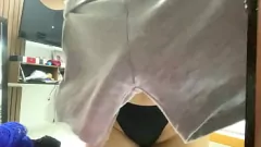 Jouer La caméra amateur attrape le voisin tatoué en lingerie