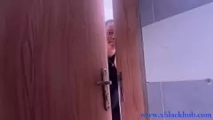 play Большой Дик Африканские фунты с трудной киской во время душа
