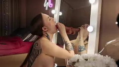 Reproducir Desmontaje sensual y juego de consolador con bombas tatuadas en caliente
