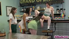 播放 女同性恋咖啡馆老板凯西·卡尔维特（Casey Calvert）提供免费的猫品尝以提高销售