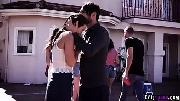 Oynat Saf genç paige Owens komşusu tarafından zorbalığa uğradı, bu yüzden komşusunun babasından yardım istedi ve sonunda onunla seks yaptı.