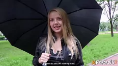 播放 观看这个假电影选角变成与一位性感的俄罗斯青少年的真正的色情拍摄