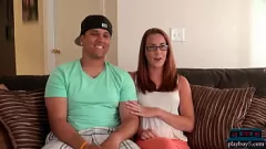 Reproduzir A dona de casa casada gostosa e seu marido enlouquecem em uma filmagem de pornografia amadora nos bastidores na escola de cinema adulto